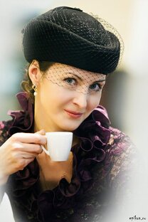 Чаепитие вдвоем фото. Женщина в возрасте пьет чай. Посиделки тет а тет. Посиделки тет а тет. Целует руку.