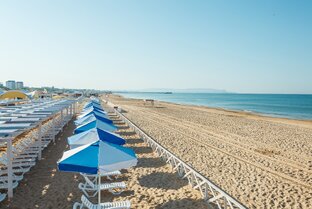 Собственный пляж отеля.