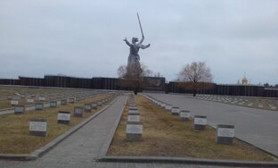 Через века, через года, — помните! О тех, кто уже не придет никогда, — помните! 