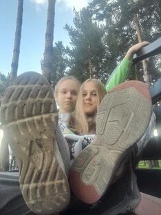 Гуляем с Аринкой на алее🫶
