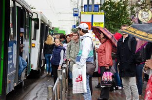 Человек на остановке