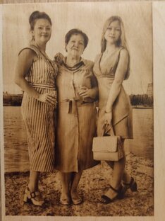 Семейный портрет на дереве