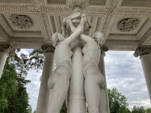 Женщина строит