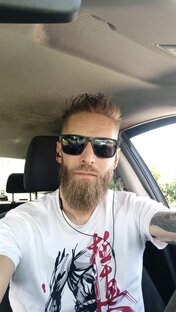 Ору в машине. 