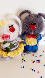 А вот и зайчики мои....связаны спицами...