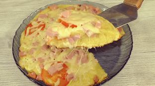 Соединяю кефир, яйца и муку, выливаю в сковороду, сверху кладу любую начинку.