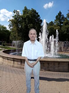 На прогулке.