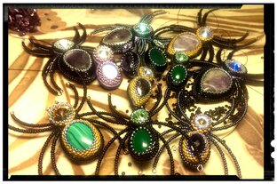 Жук-паук. Брошь из бисера. Мастер-класс