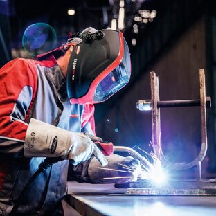 Видеомонтаж. Режиссер монтажа. Красивые видео работа. Аналоговые и цифровые компьютеры. Девушка фотограф.