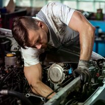 Автомеханик по вызову. Автомеханик по вызову. Автомеханик. Форма автослесаря. Автомеханик по вызову.