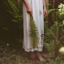 тишиною согреты. уютный плед камин. двое нежность. тихое безмолвие. чашка чая у камина.