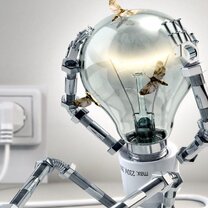 включи свет встала. кот будит рано утром. кровать ночью. утреннее пробуждение. включи свет встала.