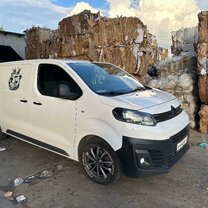 Девушки в стрингах в фитнес зале