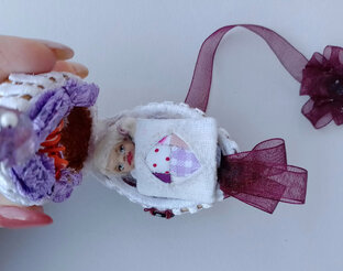 Миниатюрная куколка в орешке