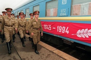 ИДЁТ ПОГРУЗКА КОМЕНДАНТСКОЙ  РОТЫ  ШТАБА ГРУППЫ  в  ВЮНСДОРФЕ !