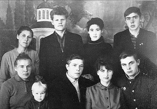 Родня - как много в этом звуке для сердца нашего слилось...