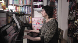 Ирина Куприянова играет на пианино и поёт