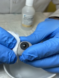 Уход за глазным протезом