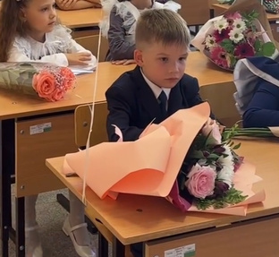 Марк - теперь школьник.