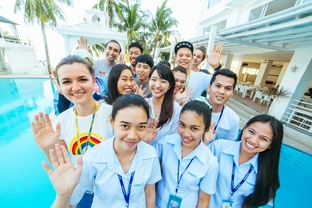 Почему английский с носителями на Филиппинах так популярен?