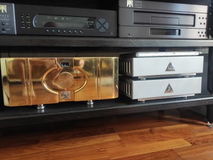 Ultra high end amplifier Gold & media transport 