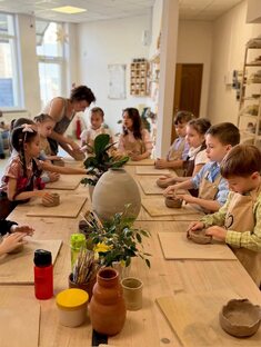 Дети в гончарной мастерской