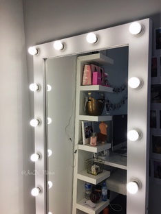 Зеркала с лампочками в деревянной раме