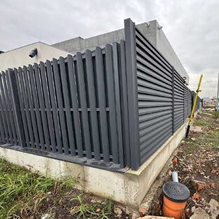 Кп Близкий  поэтапное огораживание участка.