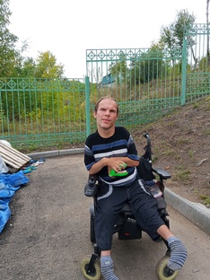 Игорь танцует — плавно и уверенно, каждое движение 