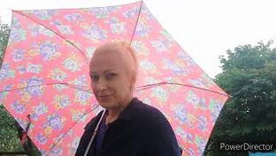 дама под дождем.