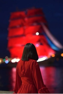 Алые паруса, зажигают Петербург яркими красками