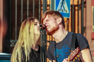 Уличные музыканты, которые поют, - голоса улицы, кавера известных треков.