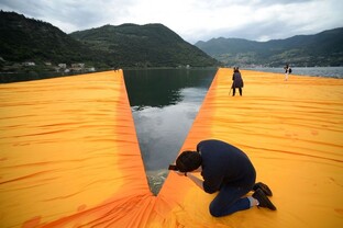 Lago d'Iseo, Christo ha terminato la sua opera: l'artista presenta al mondo 'The