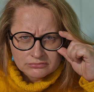 Дора критикует