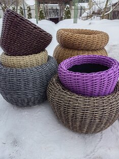 Плетение садовых кашпо из ротанга