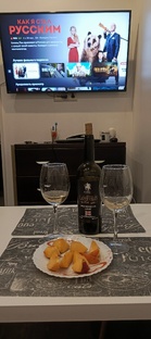 Когда очень скучно вечером, почему бы не включать TV и выпить вкусного вина...