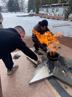 В Тимашевске вандалы сожгли венок в пламени Вечного огня