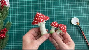 Яркие Мухоморы на новогодней елке.