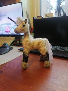 Анастасия вяжет