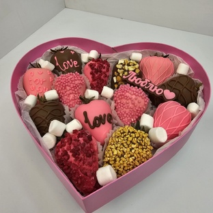 Сердца с клубникой в шоколаде