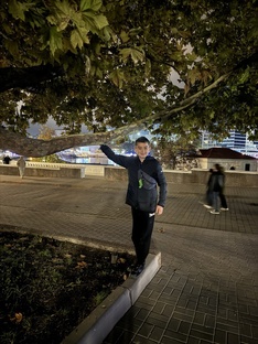 в центре рядом с фото дерева