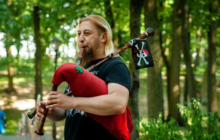 Красиво звучала волынка. Музыка волынки на улице, интересный волынщик. 