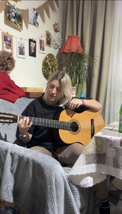 Учусь вокалу и игре на гитаре 