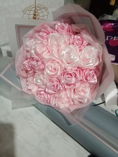 Атласные ленточки превращаются в розовые букеты