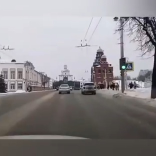 На колёсах.