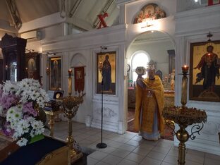 Богослужение во временном храме