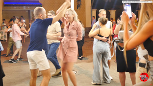 Жаркая бачала от уличных танцоров. Латиноамериканские танцы на улице