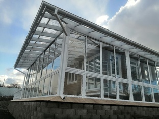 Веранда с прозрачной кровлей