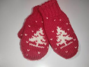 История красных варежек