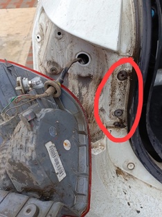 киа рио 3 снятие заднего фонаря при провернутых клипсах